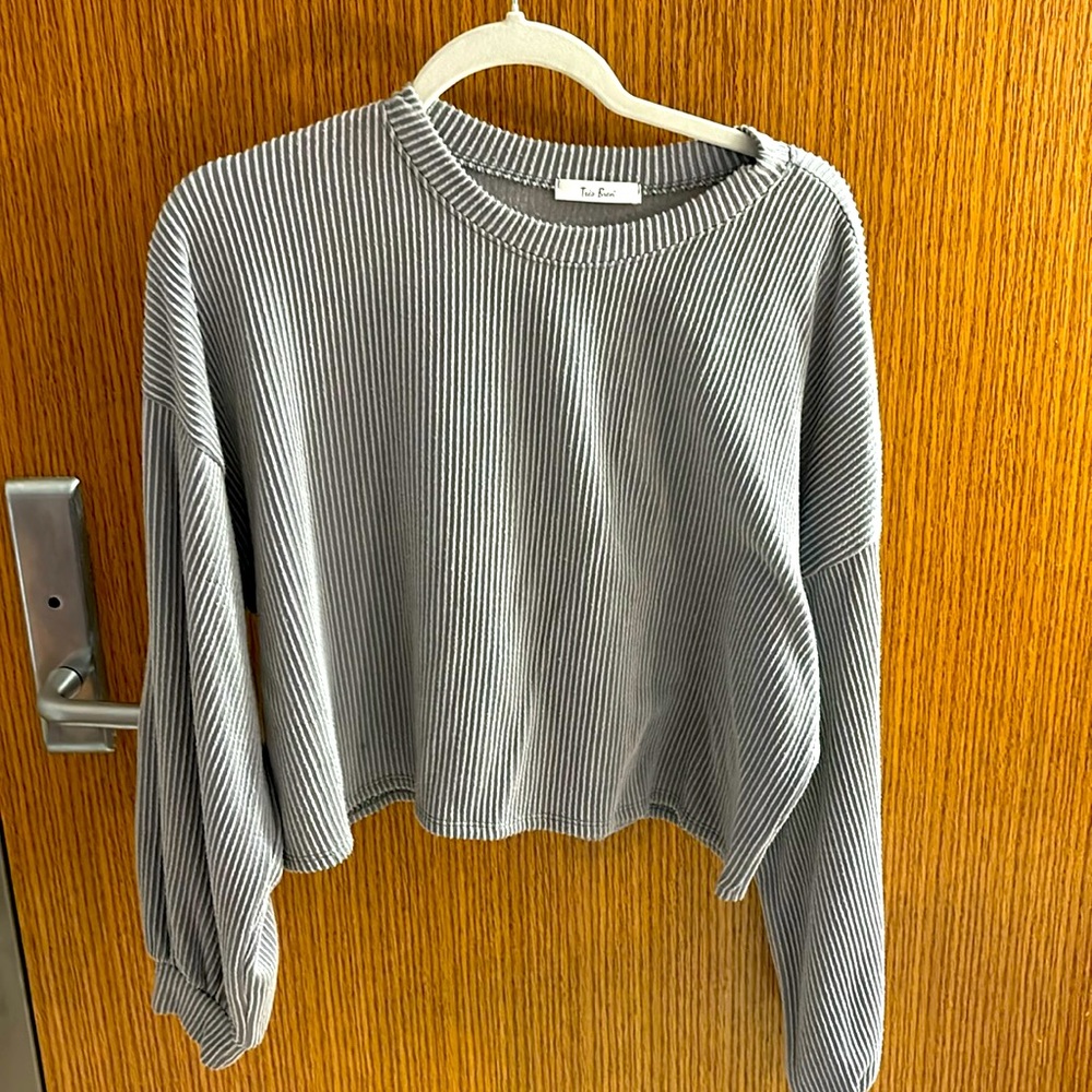 light gray cropped pull over, ribbed